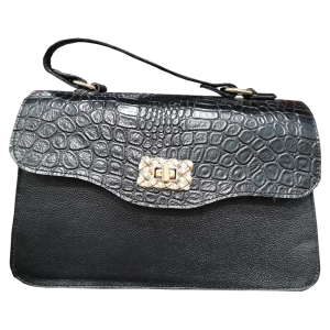 Hermoso bolso negro en cuero 100% garantizado. Con su diseño siempre podrás lucir elegante y a la moda. Al ser un producto nacional, este bolso es el complemento perfecto para elevar todos tus atuendos.