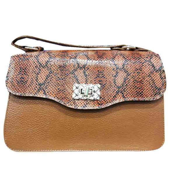 Hermoso Bolso Animal Print en cuero 100% garantizado. Con su diseño siempre podrás lucir elegante y a la moda. Al ser un producto nacional, este bolso es el complemento perfecto para elevar todos tus atuendos.